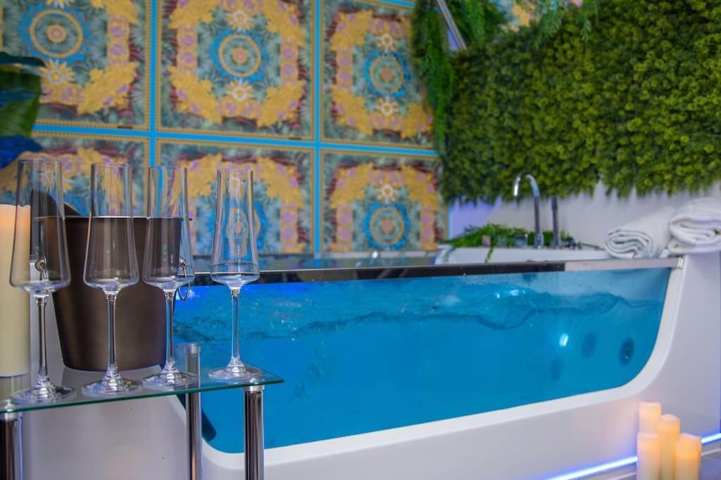 Luxury Whirlpool Jacuzzi *