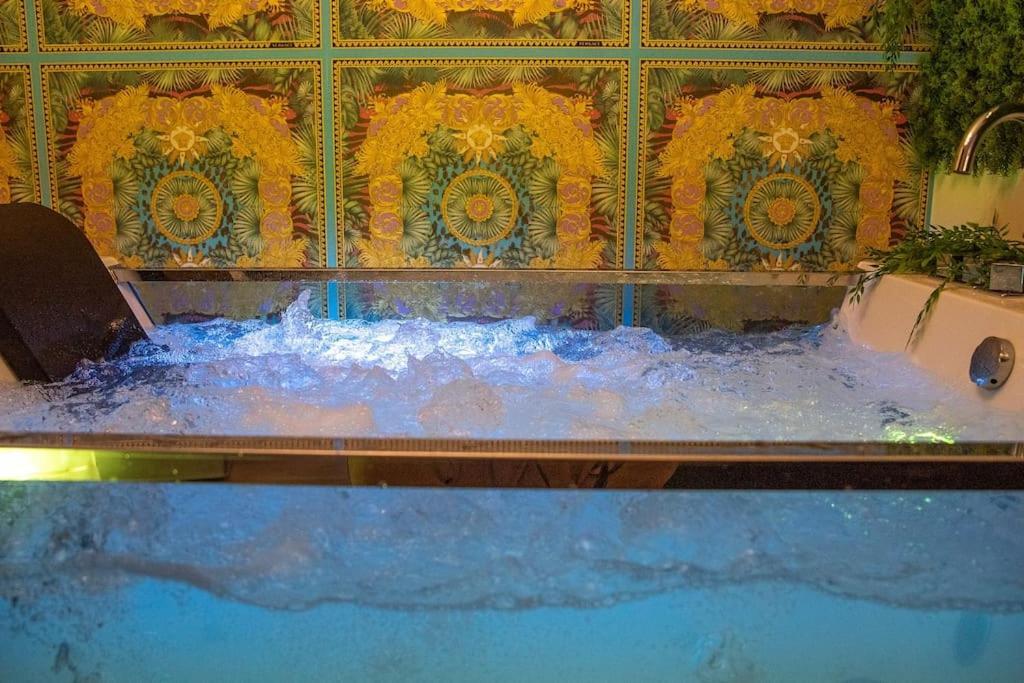 Luxury Whirlpool Jacuzzi *